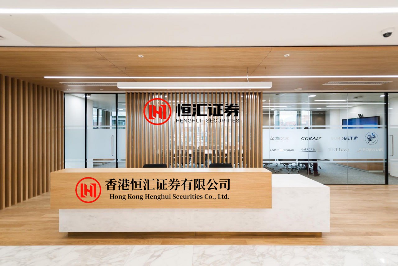 安联 乌克兰抓壮丁越来越狠，男子只穿内衣被抬走，同伴街头举枪反抗